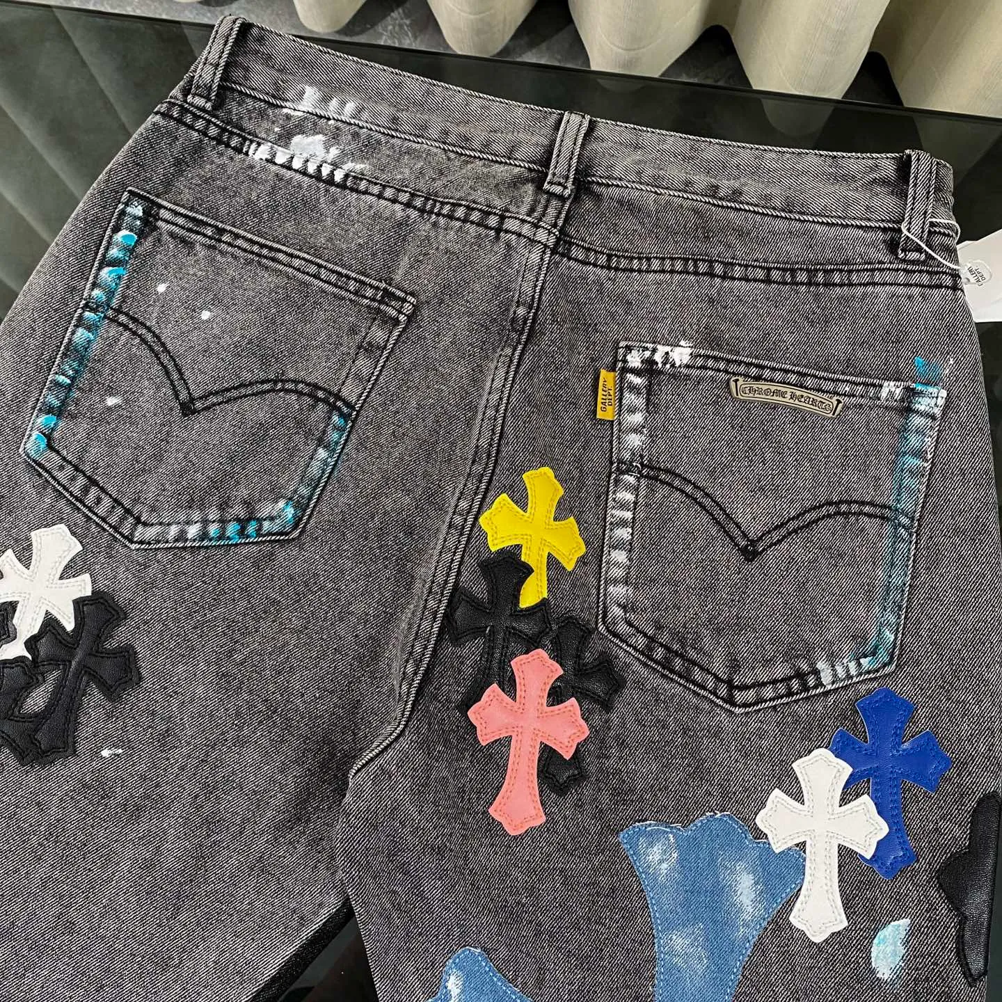 P330 CH Chromehearts colorful spliced ​​cross patch leather retro hand-painted splash-ink jeans, counter price 34W level, patch cross flower embellishment, washed jeans! ! An absolutely high-end luxury product, a 1.9W-level god-level single product, a super popular product, made by top heavy industry, a magic weapon that cannot be missed! [About Zangyin] This is an extremely luxurious fashion brand that can also be called the aristocracy of the high street. It has always been an exclusive brand for some hipsters or rich second generations. Compared with ordinary high streets, it is more luxurious and noble. Compared with luxury brands, it is more fashionable and individual. It has always been a brand that I have a special liking for. [Top heavy industry fashion design] Consistently high-street luxury style. Speaking of this style, the Zangyin family and GU family are definitely the leading representative brands. Especially the Zangyin family has really achieved a state-of-the-art effect in creating high-street style. The unique washed material is used to create this style. The color system is already quite eye-catching. After it is decorated with patchwork cross flowers, it cleverly highlights the charm of the brand. Secondly, this style uses classic The high-waist cutting design highlights the long legs and fashionable temperament of the upper body. The brand is highly recognizable and the slim fit configuration is more suitable for daily wear. It is a product that interprets personality, fashion, and specifications at a glance. This single product is enough to make any fan excited. It can be a white T-shirt for a youthful college style, or a tight suspender for a royal style. It has strong matching ability and can be easily controlled by men.  [Materials and craftsmanship] Needless to say, this point goes without saying. As an excellent craftsman brand, Zangyin’s requirements for details and craftsmanship are really perfect. The washed color of this model has gone through so many processes, not to mention the embellishment of denim appliques. It is also purely hand-made and sewn. Just like what they believe in, only hand-made things have soul and have the meaning of wear. A top-notch heavy-duty fashionable denim item, I look forward to your perfect interpretation! !  Color: black gray Size: 28-36